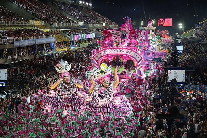 Parade der Sambaschule Mangueira, einer der beliebtesten Sambaschulen Rios, im Sambodrom.