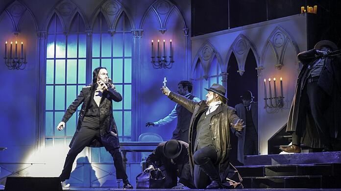 Gegner: Der berühmte Graf (Thomas Borchert) und der Vampirjäger van Helsing (Patrick Stanke).
