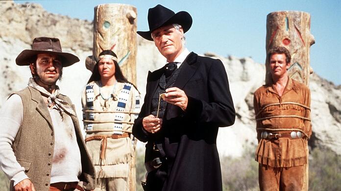 Santa Maria (Sky du Mont) und Hombre (Hilmi Sözer) sind zufrieden: Abahachi (Michael Herbig) und Ranger (Christian Tramitz) sind am Marterpfahl in "Der Schuh des Manitu" (2001). Und wie wird "Das Kanu des Manitu" 2025 aussehen?