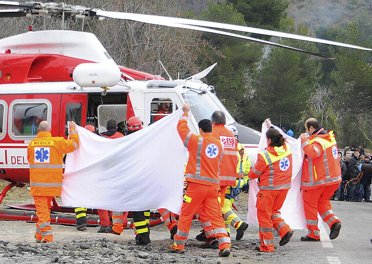 Der schwer verletzte Formel-1-Pilot wird mit dem Hubschrauber ins Krankenhaus geflogen.