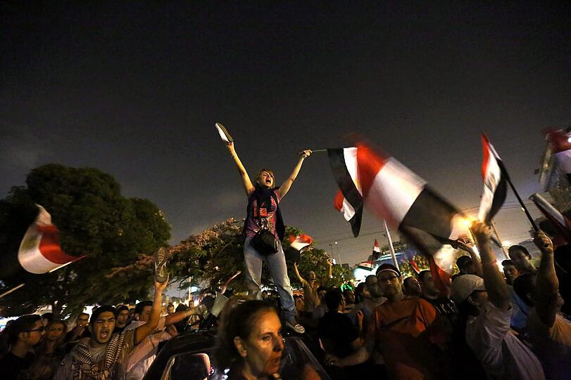 Ausnahmezustand am auf dem Tahrir-Platz in Kairo. Millionen Menschen feiern die Absetzung von Mohammed Mursi durch das ägyptische Militär.