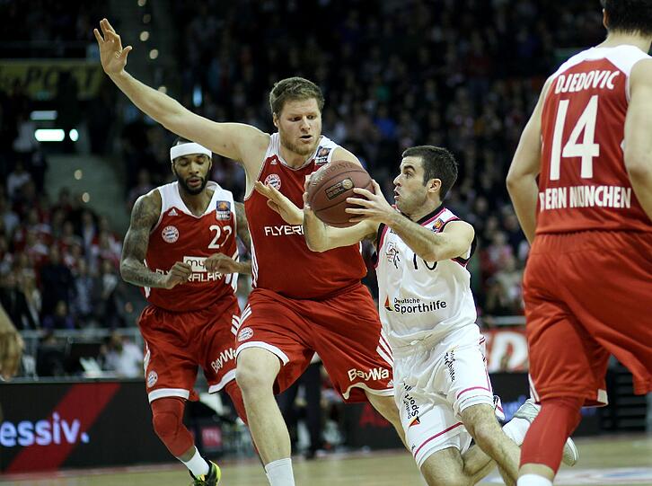 Der Neu-Bamberger Jared Jordan (rechts), hier im Duell mit Bayerns John Bryant.