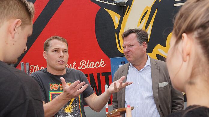 Hier präsentiert der US-amerikanische Street-Art-Künstler Shepard Fairey sein neuestes Kunstwerk in der Landshuter Allee. Mit dabei: Bürgermeister Josef Schmid (re).