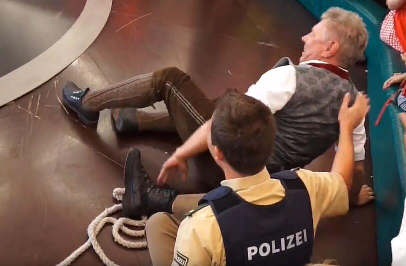 Auch fest umzingelt von einer Polizeieskorte macht Dieter Reiter nach kurzer Zeit den Abflug vom Teufelsrad.