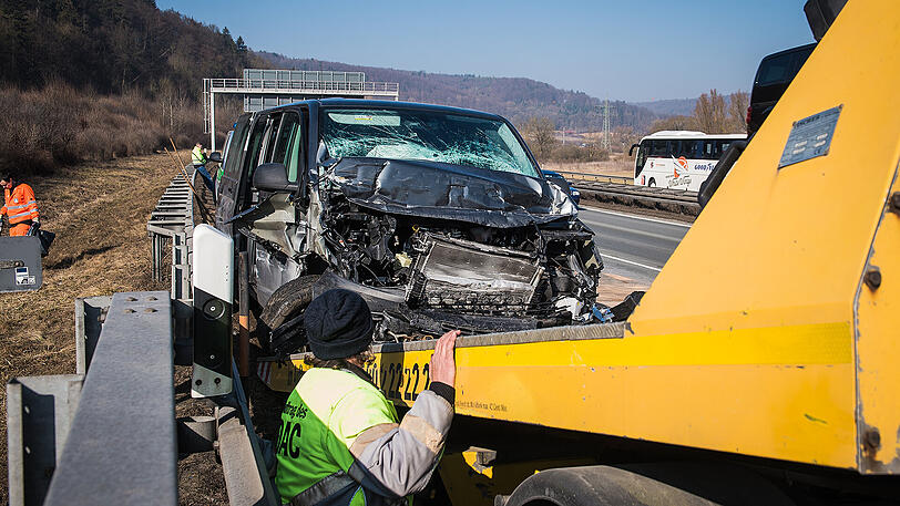 Der Gefangenentransporter kollidierte mit einem Lkw, alle acht Insassen werden teils schwer verletzt.