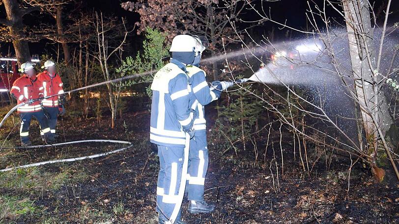 Zwei Mal musste die Feuerwehr in Grasbrunn an Ostern ausrücken. Zunächst brannte ein Pkw, dann ein Waldstück. Steckt der selbe Täter dahinter?