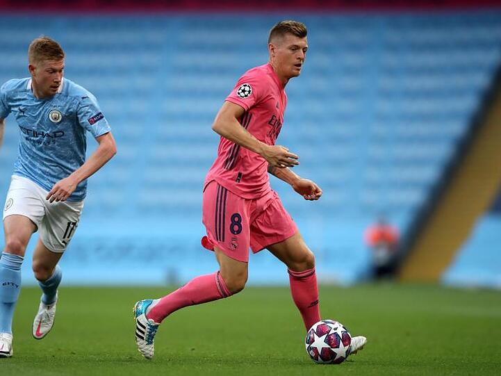 Kevin De Bruyne (l) von Manchester City und Toni Kroos von Real Madrid kämpfen um den Ball. Foto: Nick Potts/PA Wire/dpa/Archivbild