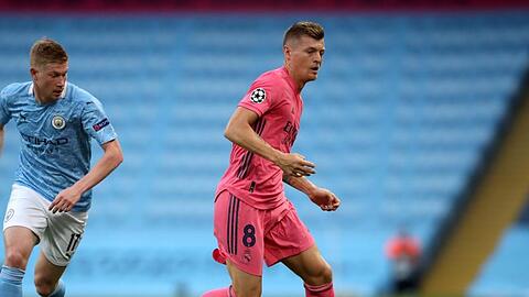 Kevin De Bruyne (l) von Manchester City und Toni Kroos von Real Madrid kämpfen um den Ball. Foto: Nick Potts/PA Wire/dpa/Archivbild