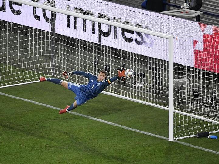 Torwart Manuel Neuer kann den Anschlusstreffer der Niederländer zum 2:1 nicht verhindern.