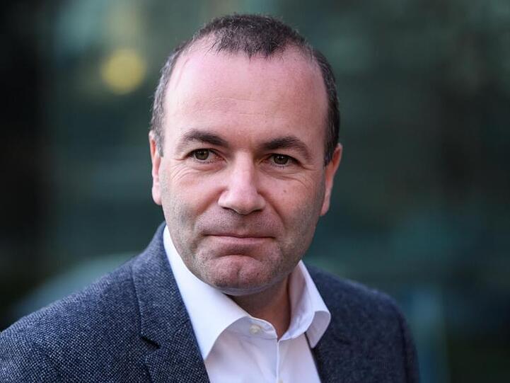 "Ich möchte die CSU und EVP in die Europawahlen führen und EU-Kommissionspräsident werden", begründete Weber seine Entscheidung.