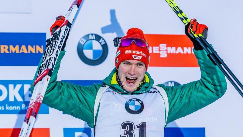 Benedikt Doll freut sich über seinen dritten Platz in Hochfilzen. Benedikt Doll freut sich über seinen dritten Platz in Hochfilzen.