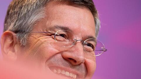 Herbert Hainer, Präsident des FC Bayern München, lächelt.