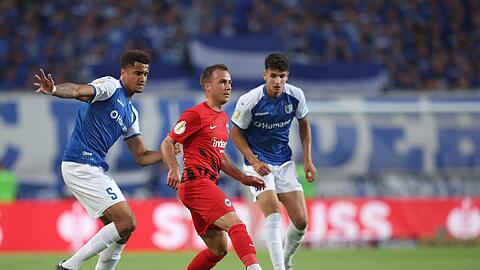 Mario Götze (M.) feierte im Pokal gegen Magdeburg sein Pflichtspiel-Debüt für die Eintracht.