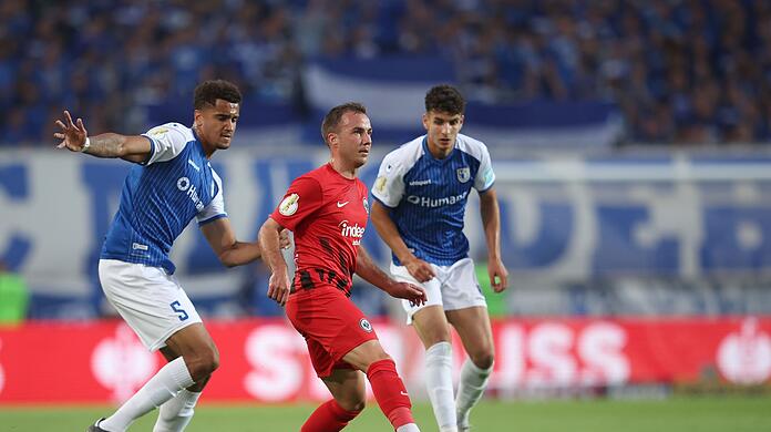 Mario Götze (M.) feierte im Pokal gegen Magdeburg sein Pflichtspiel-Debüt für die Eintracht.