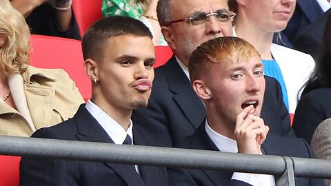 Romeo Beckham (l.) und sein Freund Max Dickov verfolgten die Community-Shield-Partie sehr gebannt.