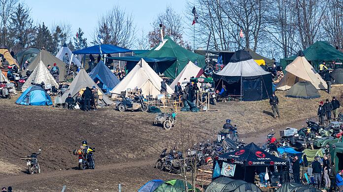 Traditionell zelten viele der Teilnehmer des Elefantentreffens. Traditionell zelten viele der Teilnehmer des Elefantentreffens.