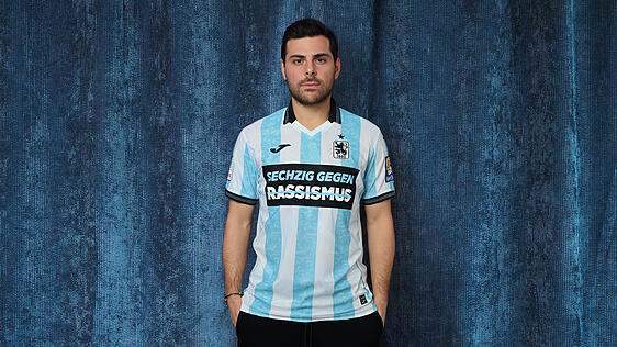 Kevin Volland im Trikot mit dem Anti-Rassismus-Schriftzug.