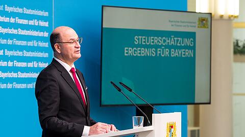 Der Finanzminister pr&auml;sentierte die Steuersch&auml;tzung f&uuml;r Bayern.