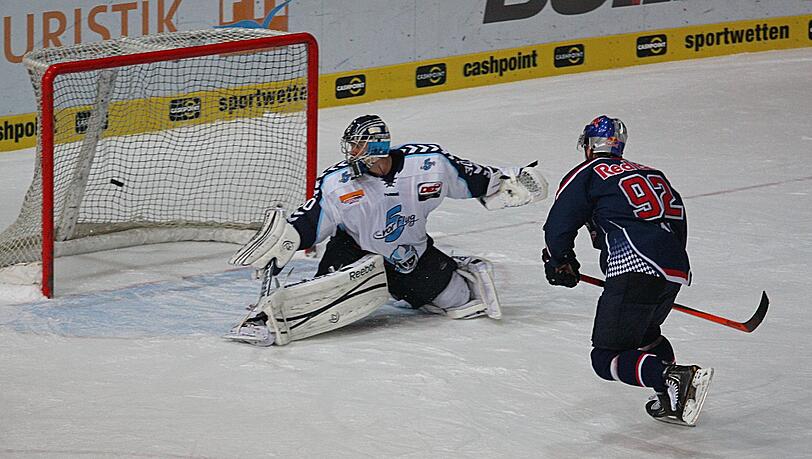 Alexander Barta trifft mit seinem Penalty zum 5:4 Endstand. Alexander Barta trifft mit seinem Penalty zum 5:4 Endstand.
