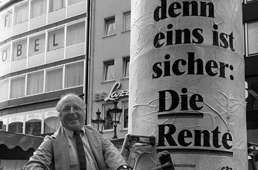 Ein historischer Moment zum Thema Alterssicherung &ndash; Norbert Blüm plakatiert 1986 in Bonn.