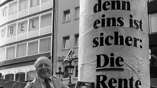 Ein historischer Moment zum Thema Alterssicherung &ndash; Norbert Blüm plakatiert 1986 in Bonn.