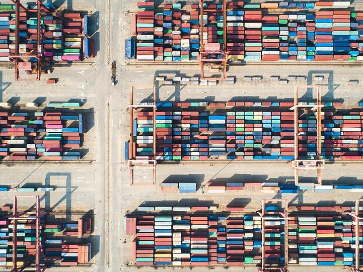 Container stehen in einem chinesischen Hafen.