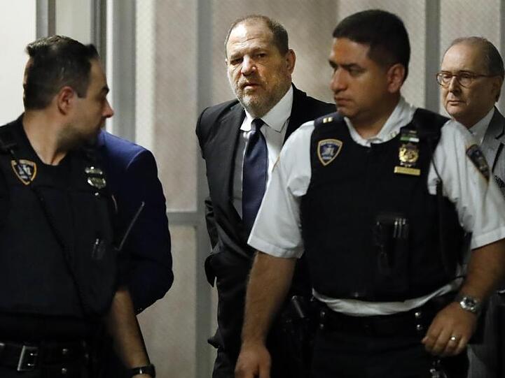 Harvey Weinstein verlässt den Gerichtssaal nach einer Anhörung.