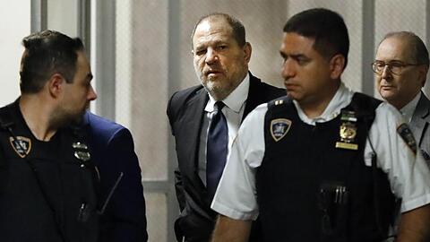 Harvey Weinstein verlässt den Gerichtssaal nach einer Anhörung.