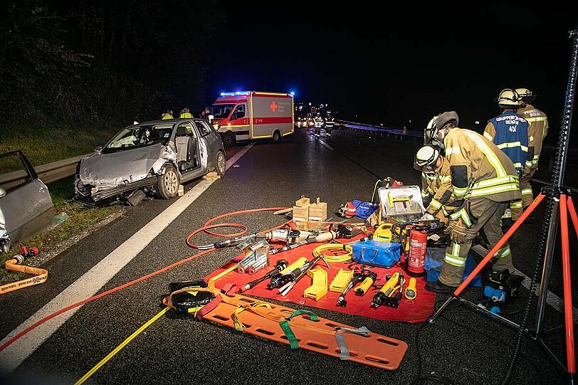 Am Dienstagabend ist es auf der A8 in Fahrtrichtung München zu einem schweren Unfall gekommen.