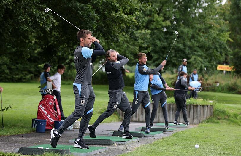 Sauberer Schwung: Löwen-Stürmer Setfan Lex (v.) und die Sechzger-Kollegen auf der Driving Range am Golfplatz Rottbach.