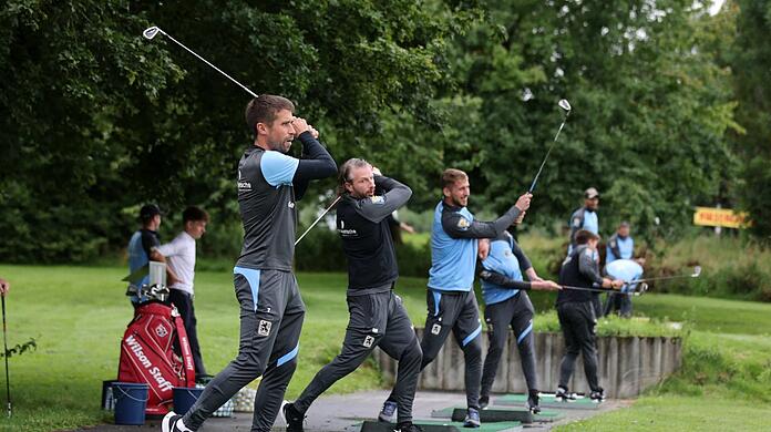 Sauberer Schwung: Löwen-Stürmer Setfan Lex (v.) und die Sechzger-Kollegen auf der Driving Range am Golfplatz Rottbach.