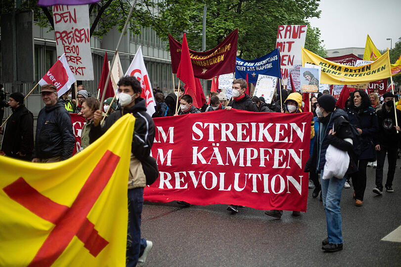 Großer Demozug durch München am Tag der Arbeit. Rund 4.000 Menschen beteiligten sich an der Kundgebung. Die Bilder.