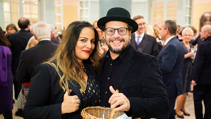 Saina Bayatpour und Manuel Cortez verkauften Plätzchen. Saina Bayatpour und Manuel Cortez verkauften Plätzchen.