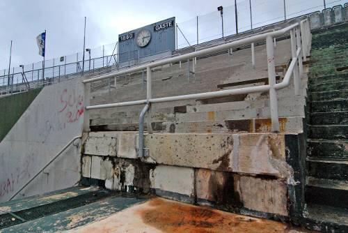 Die Tribünen im Grünwalder Stadion waren früher natürlich weniger verfallen. Genau das lieben aber die Stadionfans aber.