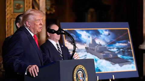 Trump k&uuml;ndigt den Bau von neuen Schlachtschiffen an.