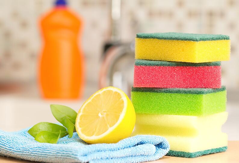Ebenso lassen sich Armaturen in Bad und Küche mit einer Zitrone schrubben. Dadurch werden vor allem feste Kalkablagerungen, hartnäckige Schmutzränder in der Badewanne sowie Ablagerungen wie Urinstein in der Toilette entfernt. Selbst Schimmelbildung am Duschvorhang lässt sich mit Zitronensaft behandeln. Ebenso lassen sich Armaturen in Bad und Küche mit einer Zitrone schrubben. Dadurch werden vor allem feste Kalkablagerungen, hartnäckige Schmutzränder in der Badewanne sowie Ablagerungen wie Urinstein in der Toilette entfernt. Selbst Schimmelbildung am Duschvorhang lässt sich mit Zitronensaft behandeln.