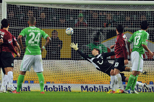 Er konnte sie einfach nicht halten: Nationalkeeper Zieler patzte in Wolfsburg und bescherte seinem Team von Hannover 96 eine 1:4-Niederlage.