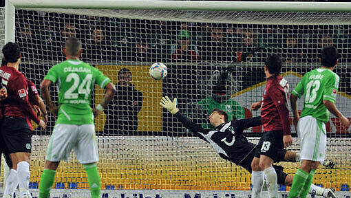 Er konnte sie einfach nicht halten: Nationalkeeper Zieler patzte in Wolfsburg und bescherte seinem Team von Hannover 96 eine 1:4-Niederlage.