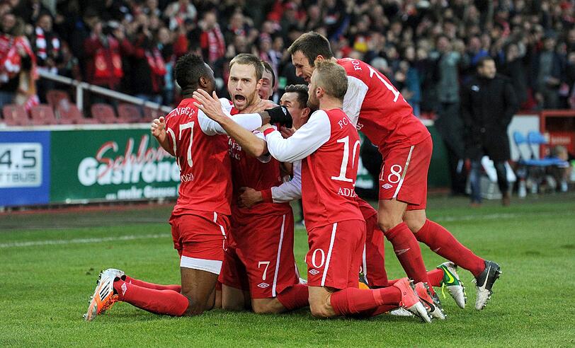 FC Energie Cottbus - Eintracht Braunschweig am 24.11.2012 im Stadion der Freundschaft in Cottbus. Energies Daniel Brinkmann (2.v.l.) jubelt über seinen Treffer zum 3:1 mit seinen Mitspielern.