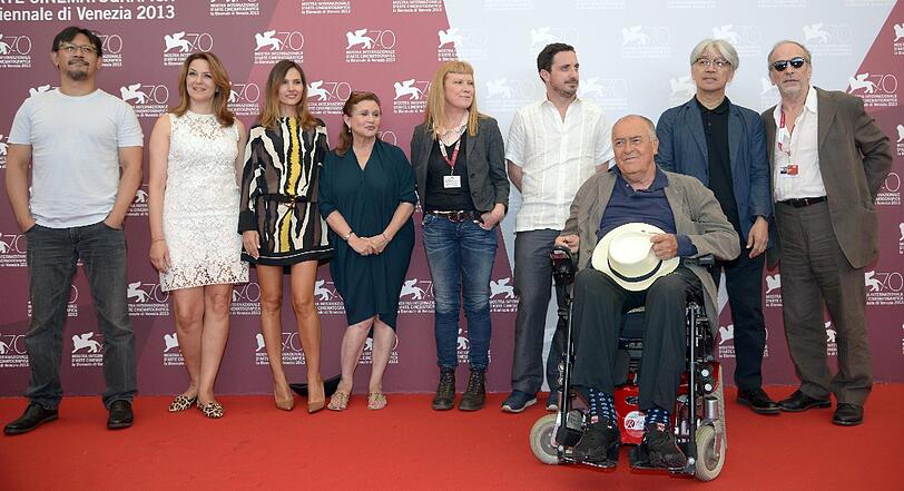 Die Mitglieder der "Venezia 70"-Jury (v.l.n.r.): Jiang Wen, Martina Gedeck, Virginie Ledoyen, Carrie Fisher, Andrea Arnold, Pablo Larrain, Bernardo Bertolucci, Ryuichi Sakamoto und Andrea Arnold.