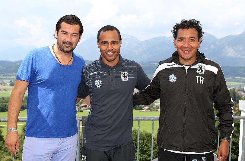 Sport-Geschäftsführer Gerhard Poschner (l.) und Trainer Ricardo Moniz (r.) mit Neuzugang Leonardo im Trainingslager in Bad Häring.