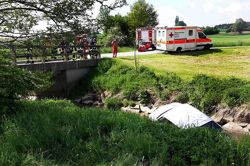 Ein Spaziergang mit bösen Folgen: Einem 25-Jährigen ist sein Auto in die Bina gerollt.