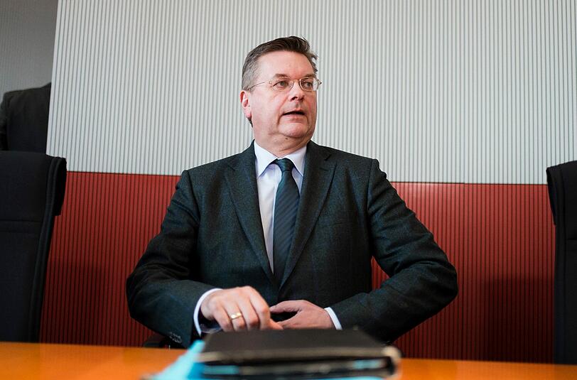 Reinhard Grindel soll der neue starke Mann beim DFB werden. Aktuell ist er stellvertretender Vorsitzender des Sportausschusses des Deutschen Bundestags und Schatzmeister des Deutschen Fußball-Bundes.