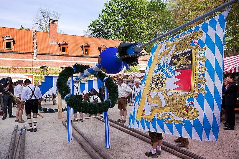 Der Maibaum gehört zum bayerischen Kulturgut. Doch vor Schulen und Kitas soll es ihn jetzt nicht mehr geben.
