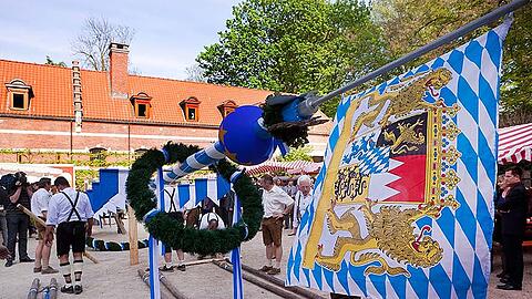Der Maibaum gehört zum bayerischen Kulturgut. Doch vor Schulen und Kitas soll es ihn jetzt nicht mehr geben.