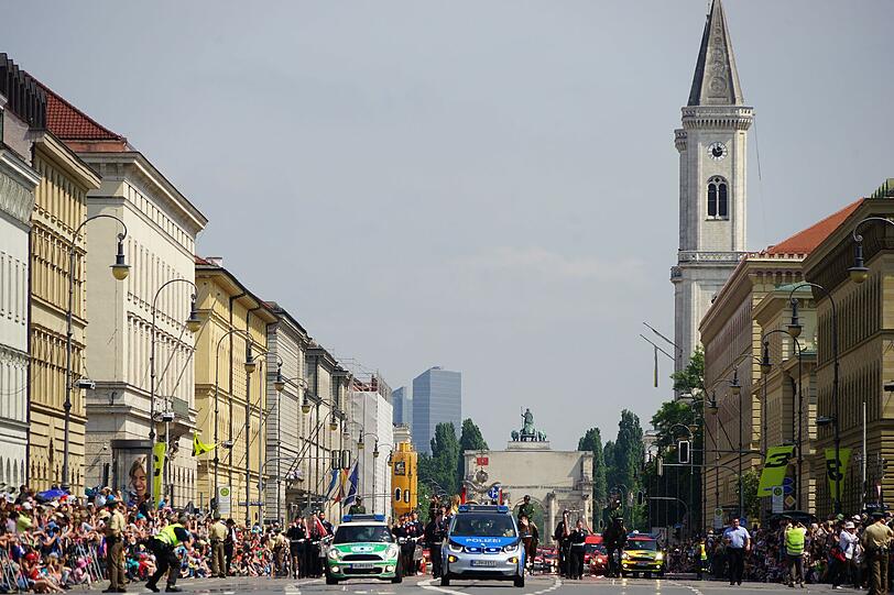 München feiert das 150-jährige Bestehen ihrer Feuerwehr mit einer großen Parade.