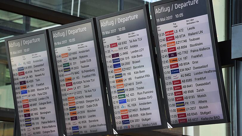 Eine Anzeigetafel im Terminal in Schönefeld im Flughafen Berlin Brandenburg (BER) zeigt bei einem Politikerbesuch einen möglichen Flugplan.