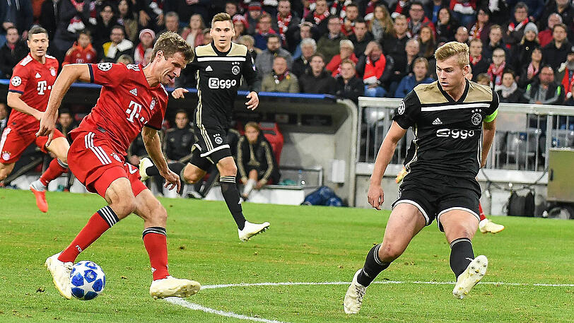 THOMAS MÜLLER, NOTE 5: Sehr offensiv, mehr Zehner oder zweite Spitze als Achter. Lief die Gegenspieler an, forderte immer wieder Feuer von seinen Mitspielern.  
Unglücklich, aber auch umständlich bei seinen Torabschlüssen. Engagiert, aber ohne Wirkung.