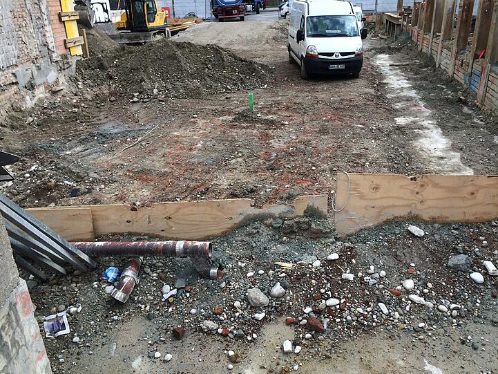 Hier unter die Erde entsteht die neue Tiefgarage. Die Bohrpfähle wurden an der Stelle seitlich in den Boden gepresst.