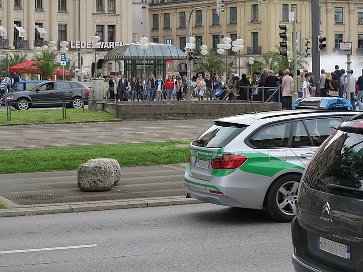 Auch eine Poliziestreife lässt die Steine unbeachtet.
